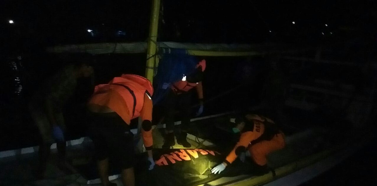 Proses evakuasi mayat Junaidi oleh tim SAR Gabungan