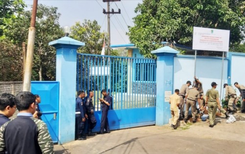 Proses pemasangan papan peringatan segel sempat mendapat hadangan satpam PDAM Kota Malang (Ist)