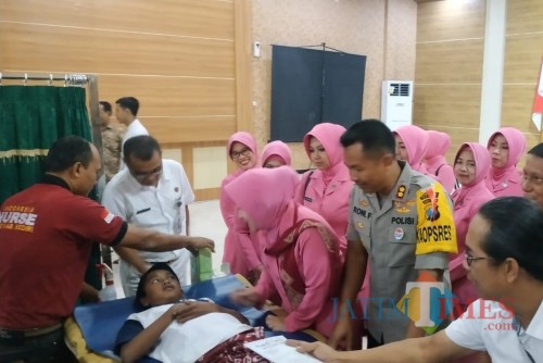 Rangkaian Peringatan HUT Bhayangkara, Polres Kediri Gelar Khitan Masal. Foto: (Bambang Setioko/JatimTIMES)
