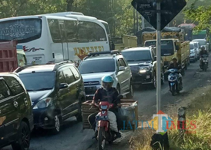 Situasi jalur Klakah Probolinggo, yang diunggah warganet (Foto : Media sosial / Jatim TIMES)