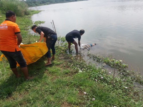 Tim inafis Polres Jombang saat melakukan proses evakuasi mayat di bibir Sungai Brantas, Desa/Kecamatan Kesamben, Jombang (Istimewa)