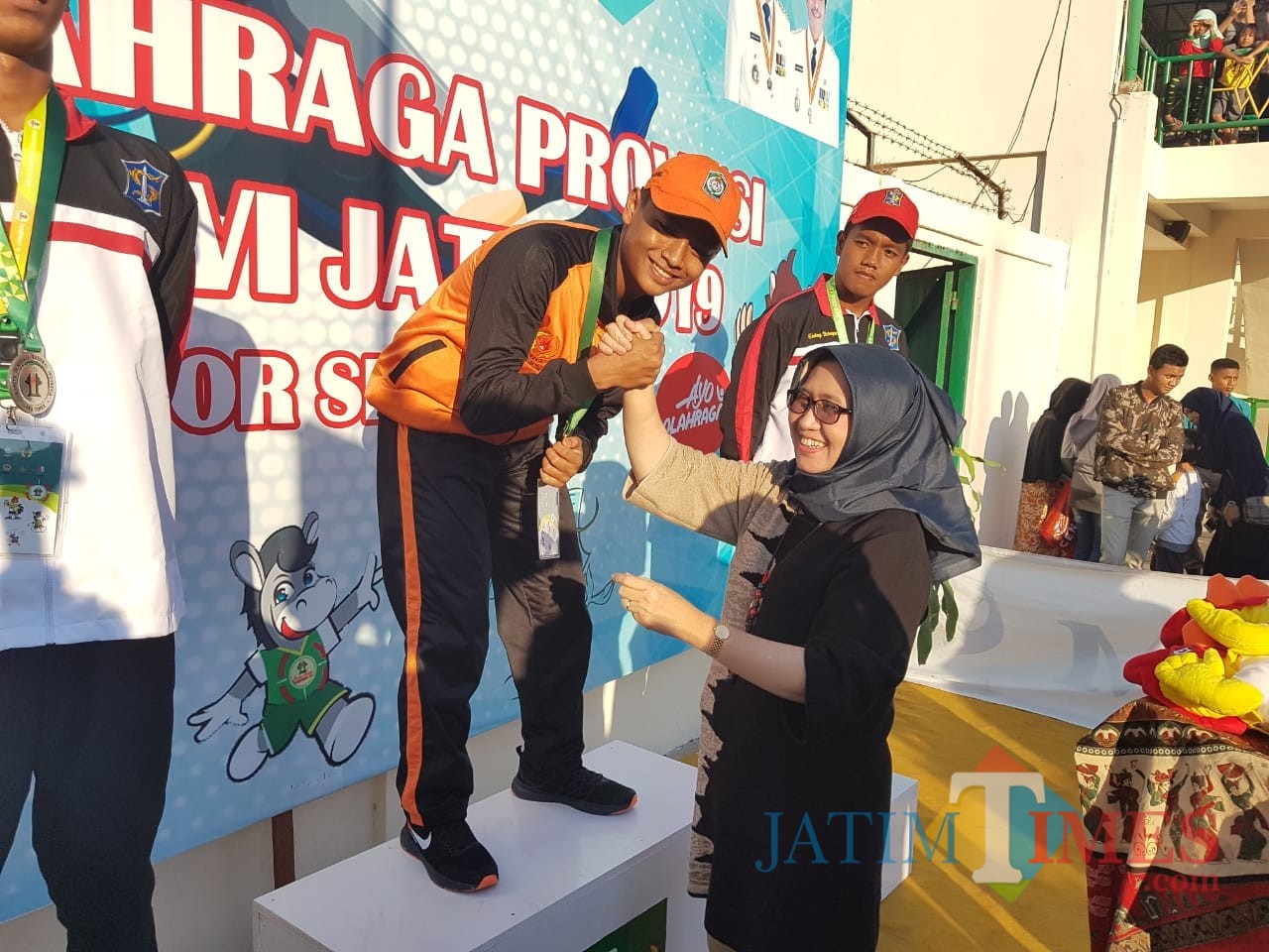 Wabup Lumajang memberikan ucapan selamat kepada atlit menyelam Lumajang yang berhasil pecahkan rekor (Foto : Moch. R. Abdul Fatah / Jatim TIMES)