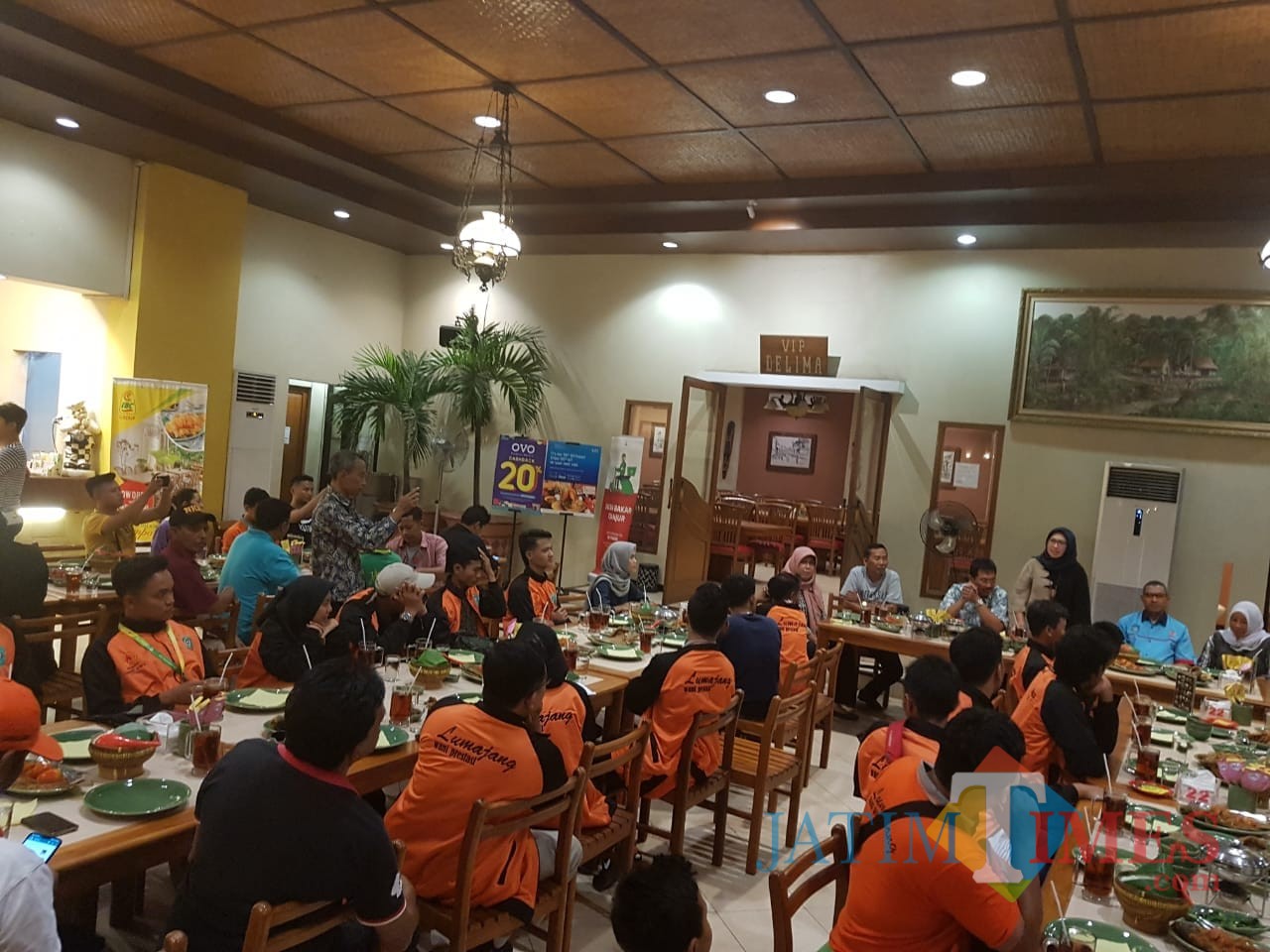 Wakil Bupati Lumajang ajak atlit Porprov para atlit Lumajang di Porprov Gresik (Foto : Moch. R. Abdul Fatah / Jatim TIMES)