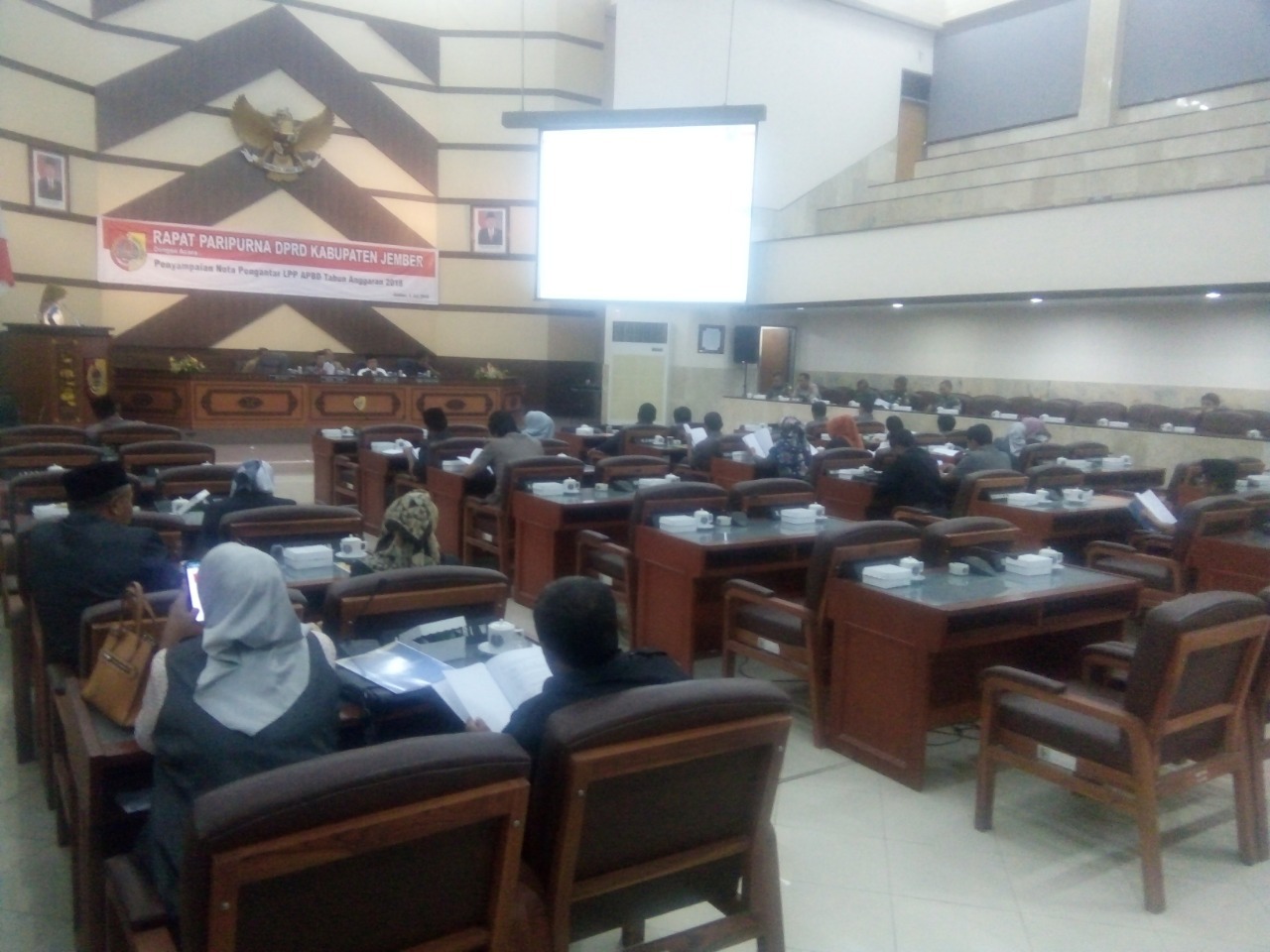 Suasana Rapat sidang paripurna penyampaian nota pengantar LPP APBD 2019 di DPRD Jember (foto : Moh. Ali Makrus / JatimTIMES)