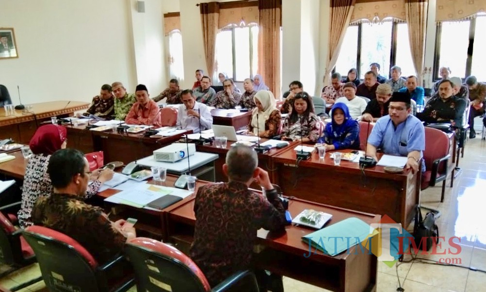 Guru SMP swasta saat memberikan usulannya kepada anggota DPRD Kota Batu di gedung DPRD Kota Batu, Selasa (9/7/2019). (Foto: Irsya Richa/MalangTIMES)