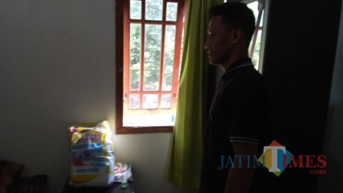 Kamar Dewi, dan jendela kamar tempat pembacok masuk (foto : Joko Pramono/Jatim Times)