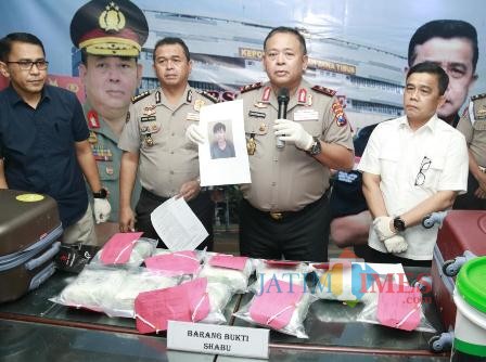 Kapolda Jatim Irjen Pol Luki Hermawan saat merilis pelaku tewas