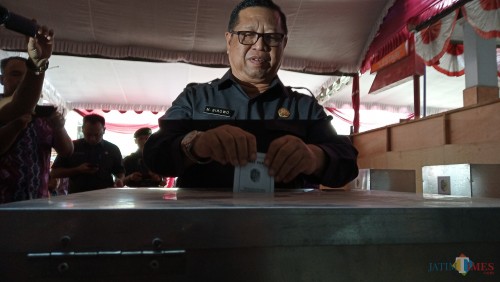 Maryoto Birowo saat memasukan surat suara ke dalam kotak suara (foto : Joko Pramono/ Jatim Times)