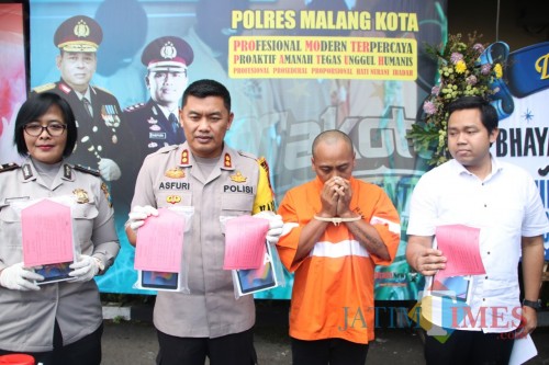 Pelaku (baju orange) saat dirilis di Polres Malang Kota (Anggara Sudiongko/MalangTimes)