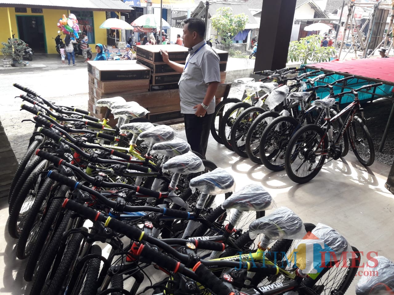 Sejumlah sepeda dan dorr prize yang dibagikan untuk meningkatkan partisipasi masyarakat (foto : Joko Pramono/Jatim Times)