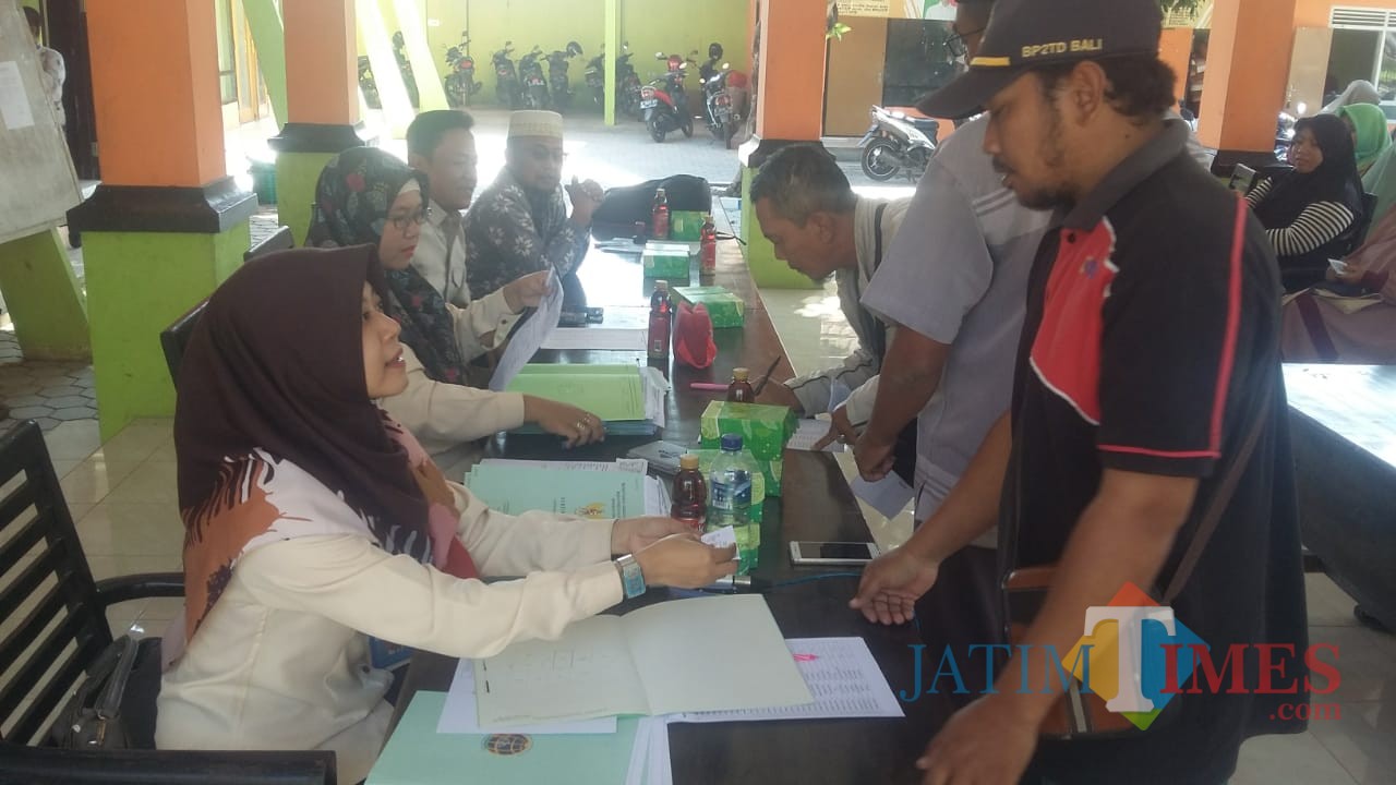 Situasi penyerahan sertifikat program PTSL di pendopo Desa Paowan (Foto Sony Haryono / Situbondo TIMES)