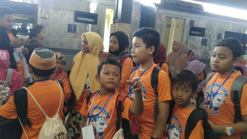 Anak-anak yang ikut kegiatan Edutrain Ceria di Stasiun Malang Kotabaru. (Foto: Nurlayla Ratri/MalangTIMES)