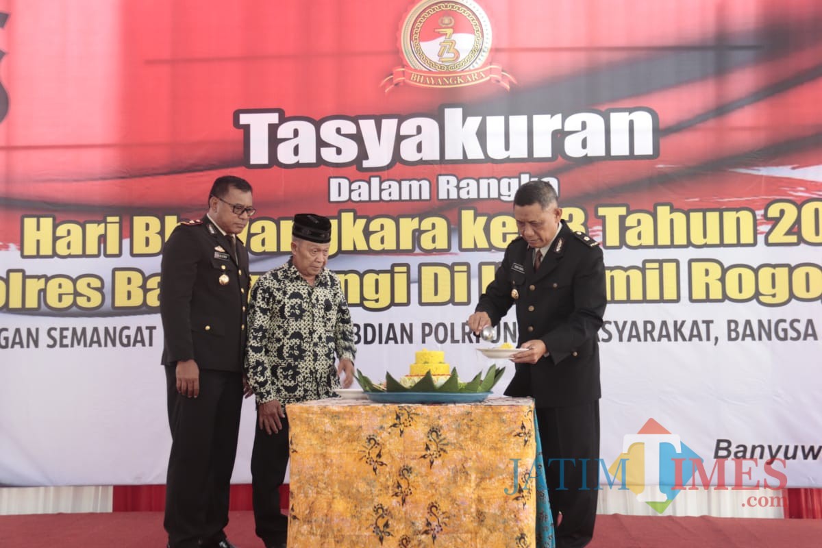 Kabag Sumda Polres Banyuwangi memotong tumpeng pada tasyakuran HUT Bhayangkara