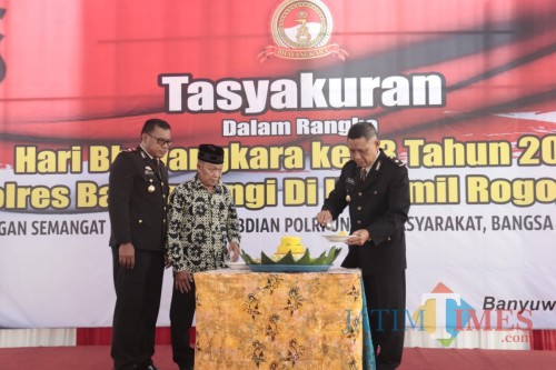 Kabag Sumda Polres Banyuwangi memotong tumpeng pada tasyakuran HUT Bhayangkara