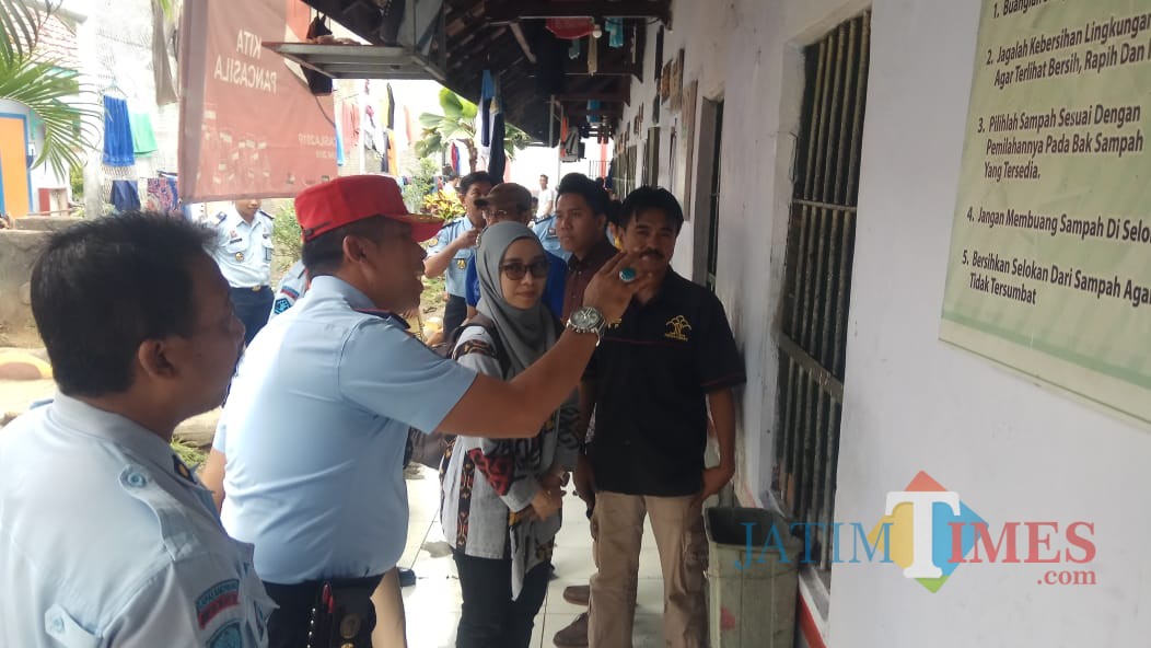 Kalapas Banyuwangi Ketut AKbar Hery Achyar bersama tim Bappenas melihat langsung ruang tahanan di Lapas Banyuwangi