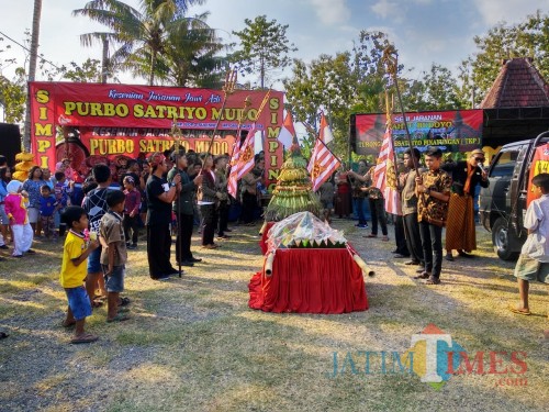 Kemeriahan Kirab Tumpeng Agung di Desa Sumberjati.(Foto : Malik N/BlitarTIMES)