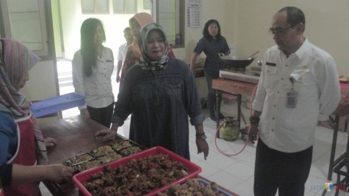 Kepala Disnaker Pemkab Blitar Haris Susianto meninjau pelaksanaan pelatihan tata boga.(Foto : Aunur Rofiq/BlitarTIMES)
