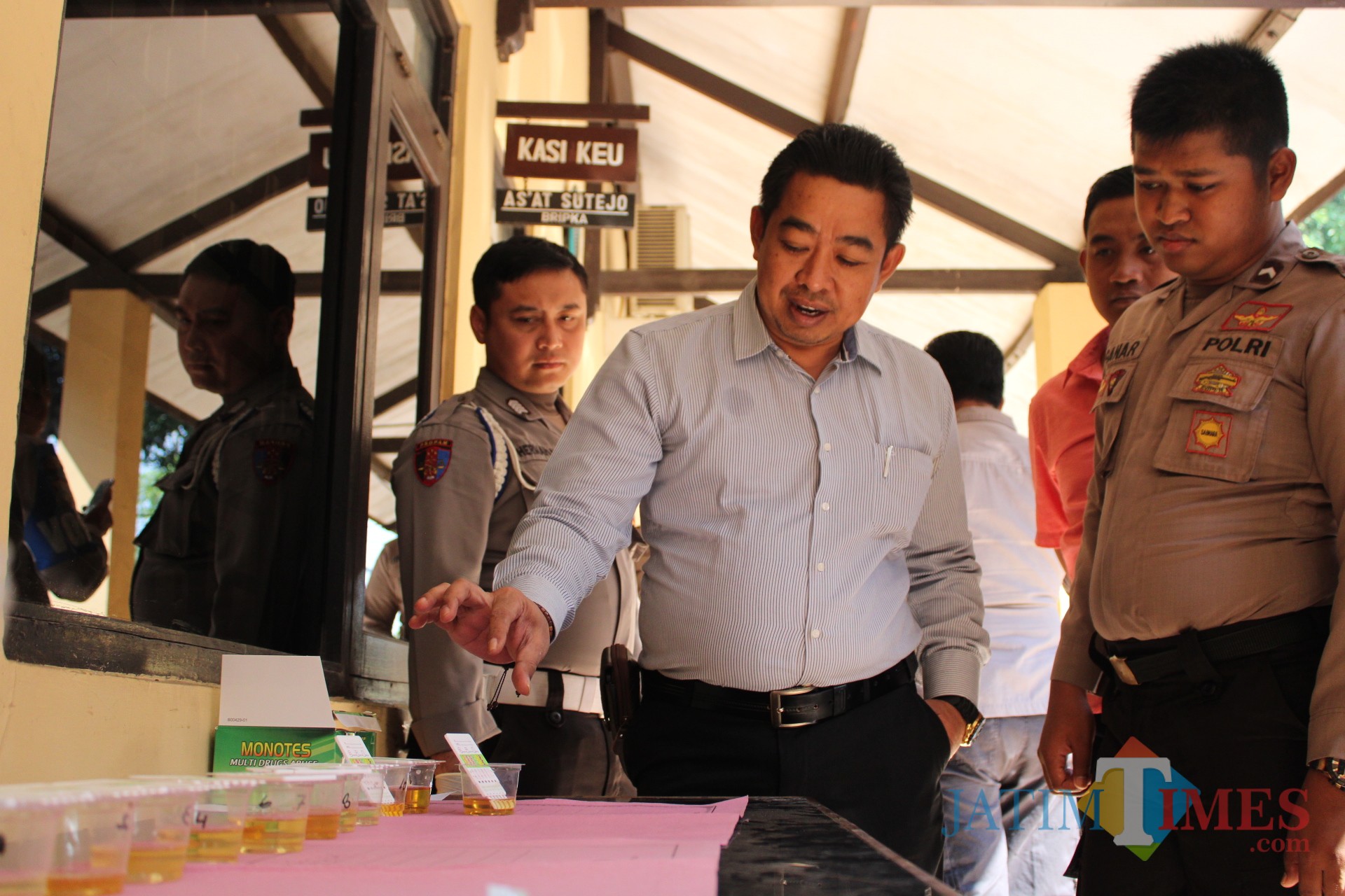 Mengenakan kemeja Putih, Kasat Reskoba Polres Jombang melihat proses tes urine dari personel baru Polres Jombang. (Foto : Adi Rosul / JombangTIMES)
