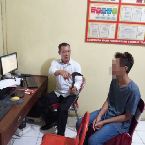 Pelaku (baju hijau) saat di interogasi oleh petugas (ist)