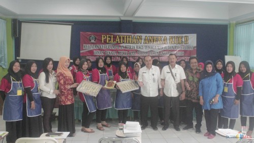 Pelatihan aneka kue gelombang ke II sukses digelar Disnaker Kab Blitar.(Foto : Aunur Rofiq/BlitarTIMES)