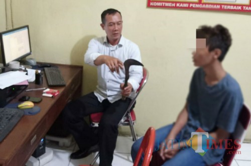 Penyidik tunjukkan tersangka dan sebilah sabit sebagai barang bukti / Foto : Dokpol / Tulungagung TIMES