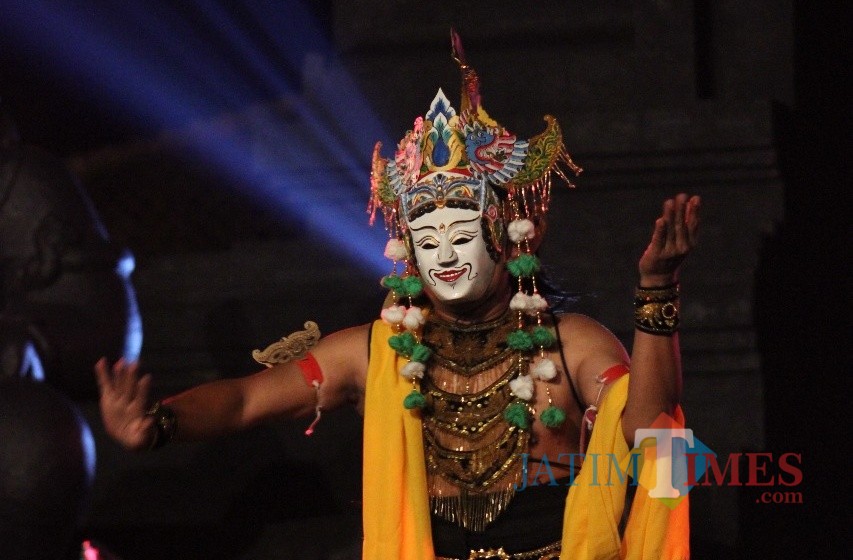 Pertunjukan sendratari Rabine Panji menjadi pra-acara Festival Panji Nusantara 2019 di Kota Malang. (Foto: Yogi Iqbal/MalangTIMES)