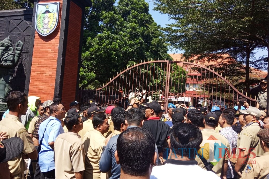Ratusan Kepala Desa Geruduk Kantor Bupati Kediri. Foto ( Bambang Setioko/ JatimTIMES)