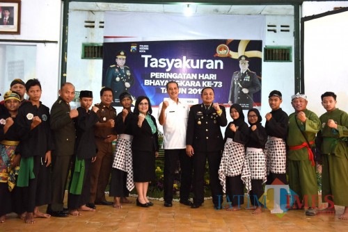 Sekda Kota Kediri Budwi Sunu (tengah) bersama Wakapolres Kompol Iwan Sebastian dalam acara tasyakuran HUT Bhayangkara Ke-73. (eko Arif s /JatimTimes)