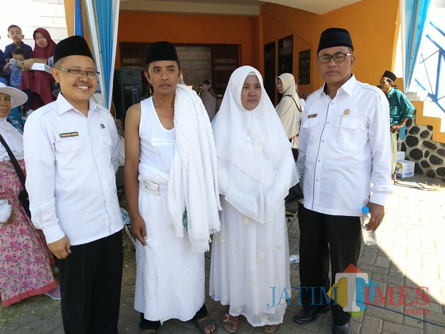 Taji bersama istri foto bersama diapit Ka Depag Baru dan Lama (Foto: Heru Hartanto / SitubondoTIMES)