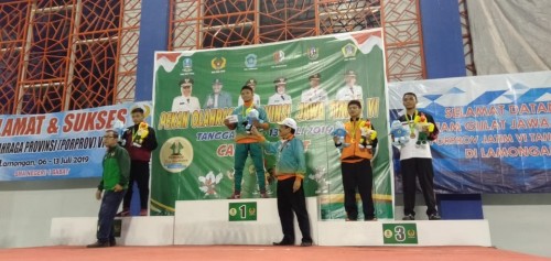 Atlet gulat Kota Batu saat menerima medali (Foto: istimewa)