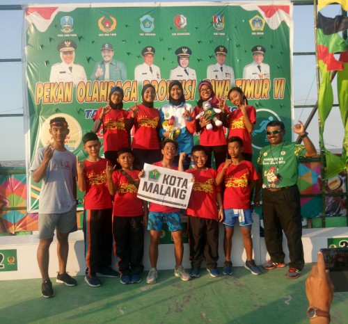 Atlet sepatu roda Kota Malang saat berfoto bersama di podium (Perserosi for MalangTIMES)