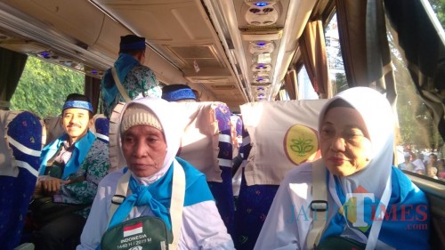 Beberapa calon jamaah haji yang bersiap diberangkatkan (foto: Arifina Cahyanti Firdausi/MalangTIMES)