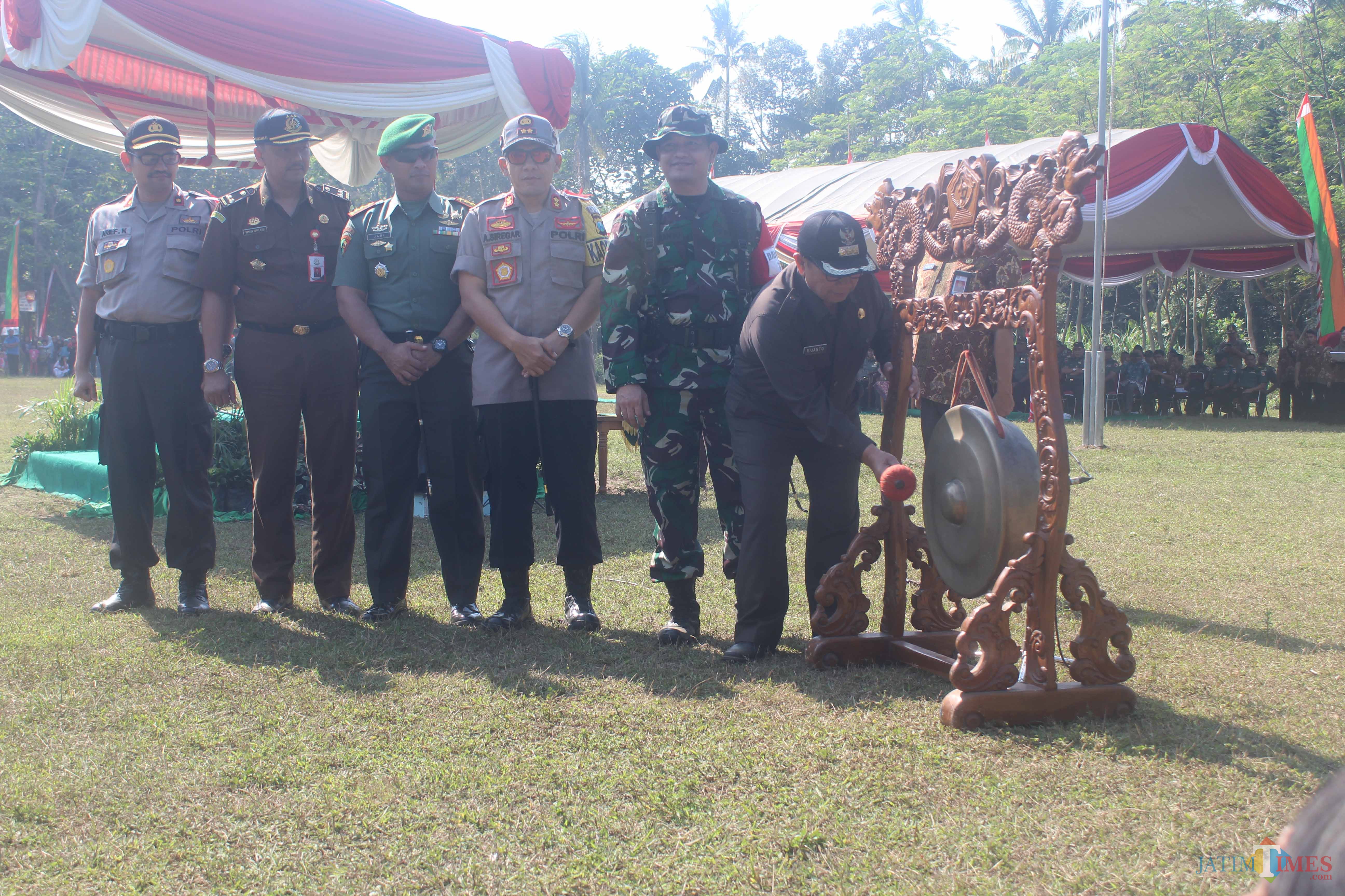 Bupati Blitar membuka program TMMD ke 105 di Desa Karangbendo (Foto : Aunur Rofiq/BlitarTIMES)
