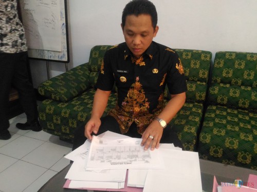 Bupati Lumajang H. Thoriqul Haq M.ML ketika menyiapkan sejumlah berkas menjelang pemeriksaan di Surabaya. (Foto : Moch. R. Abdul Fatah / Jatim TIMES)