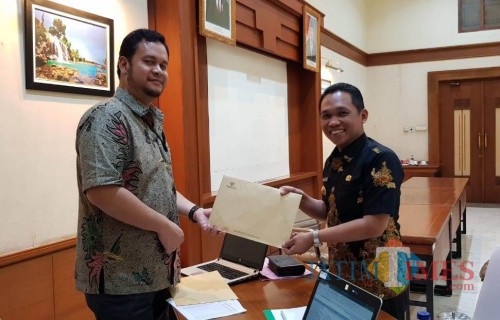 Bupati menerima berkas hasil pemeriksaan dan verifikasi kekayaan oleh KPK di Surabaya (Foto : Moch. R. Abdul Fatah / Jatim TIMES)