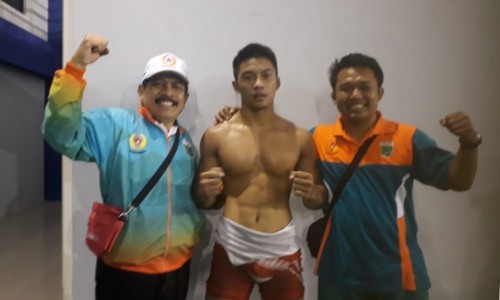 Dimas Fajri Wicaksono (tengah) peraih emas dari cabor gulat. (Foto: istimewa)