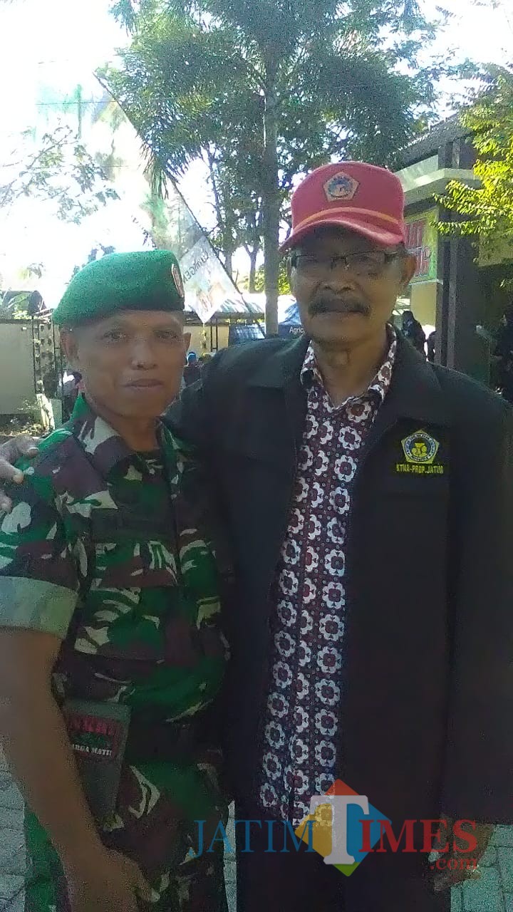 Drs, H. Nimanto (Ketua KTNA Kabupaten Bondowoso) Bersama anggota Babinsa Desa Koncer setelah sambutan Hari Krida Pertanian.