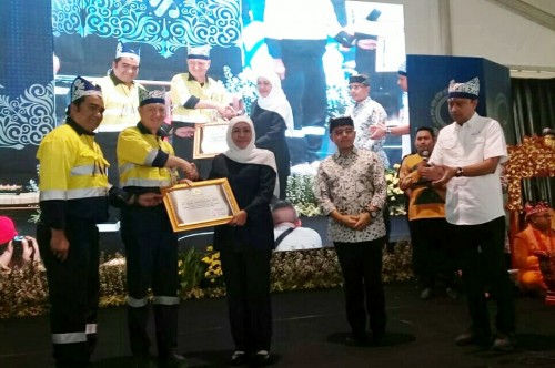 Gubernur Jawa Timur Khofifah Indar Parawansa menyerahkan piagam penghargaan pada manajemen PT. BSI