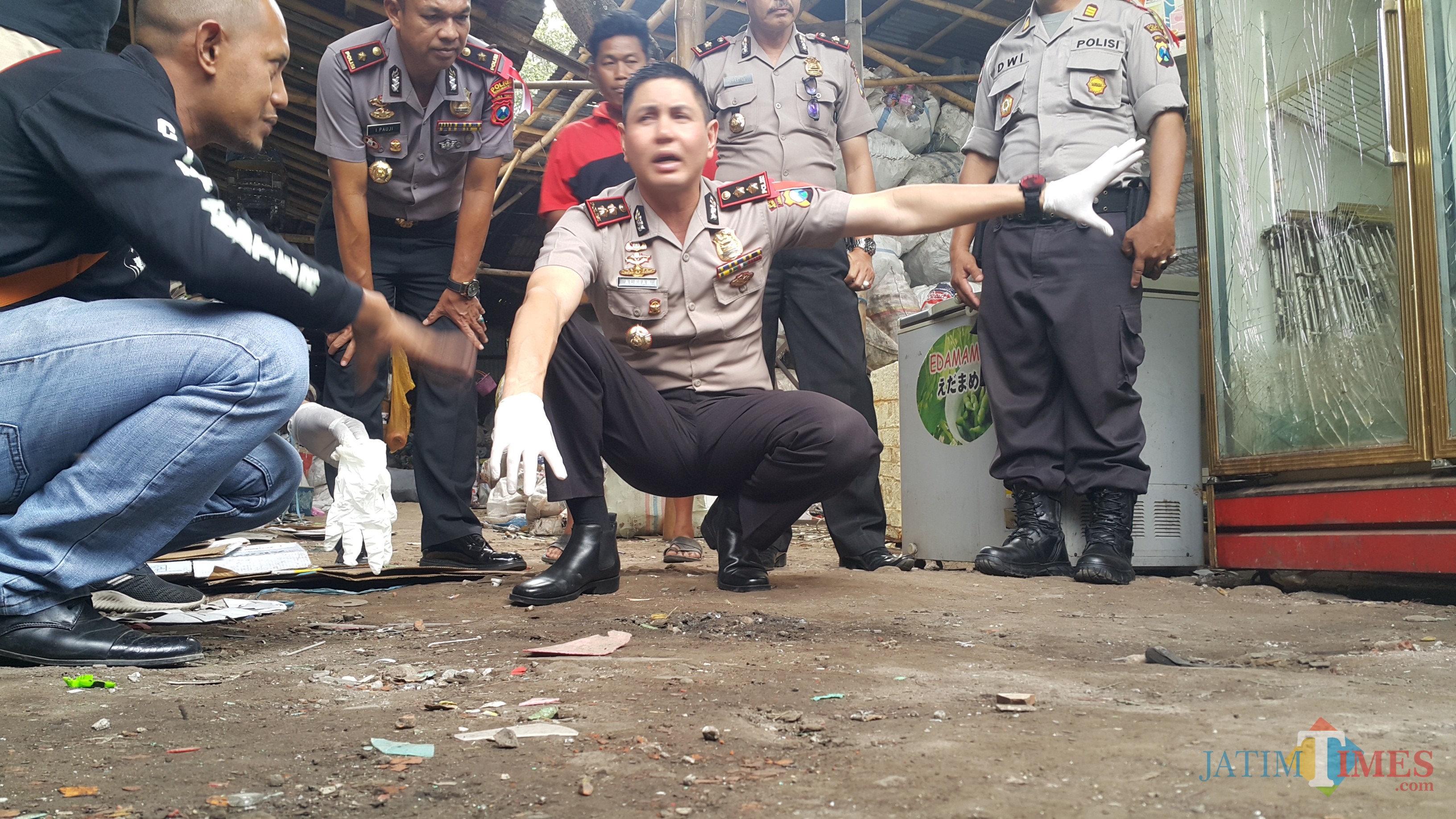 Kapolres Probolingg Kota AKBP Alfian Nurrizal, menunjuk almari yang kacanya janya retak di dekat lokasi ledakan (Agus Salam/Jatim TIMES)