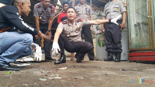Kapolres Probolingg Kota AKBP Alfian Nurrizal, menunjuk almari yang kacanya janya retak di dekat lokasi ledakan (Agus Salam/Jatim TIMES)