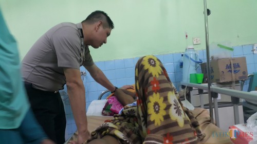 Kapolres Probolingg Kota AKBP Alfian Nurrizal, saat menjenguk korban ledakan di RSUD dr Muhammad Saleh (Agus Salam/Jatim TIMES)