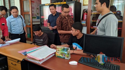 Kedua tersangka kasus pembunuhan (duduk) disertai mutilasi di samping para pengacara saat di Kejaksaan Negeri Kabupaten Kediri. (eko Arif s /JatimTimes)