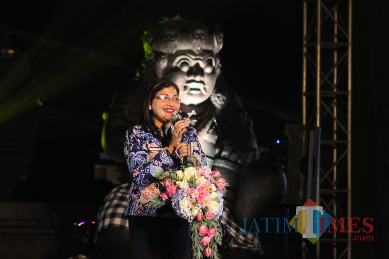 Kepala Disbudpar Kota Malang Ida Ayu Made Wahyuni saat membuka Festival Panji Nusantara 2019. (Foto: Yogi Iqbal/MalangTIMES)