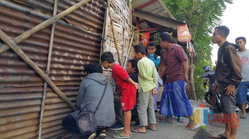 Lokasi Ledakan menjadi tontonan warga (Agus Salam.Jatim TIMES)