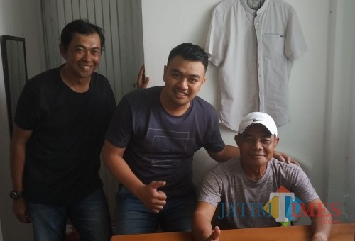 Pelatih kepala cabor sepak bola Kabupaten Tuban, Edi Sutrisno (paling kanan) (foto: Hendra Saputra)