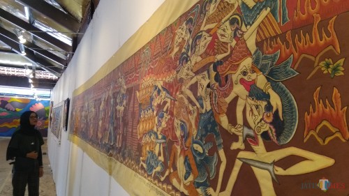 Pengunjung melihat wayang beber klasik yang ditampilkan dalam Pameran Visual Budaya Panji di Kota Malang. (Foto: Nurlayla Ratri/MalangTIMES)
