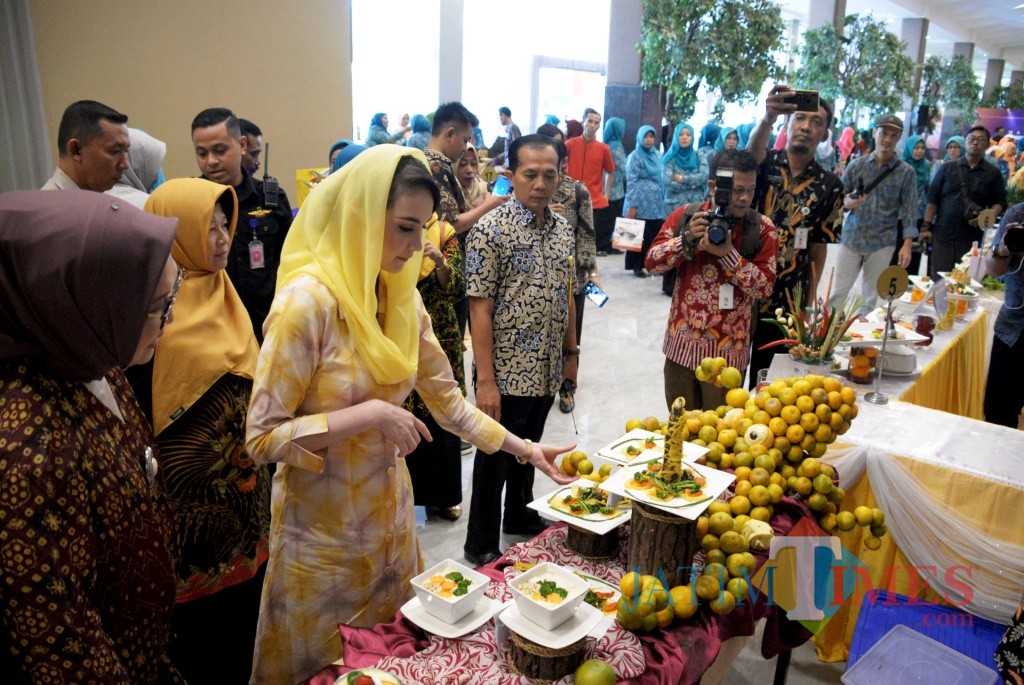 Pertemuan FORIKAN Jatim dan Lomba Masak Ikan Tingkat Provinsi Jatim Tahun 2019 di Dyandra Convention Center Surabaya, Kamis (11/7).