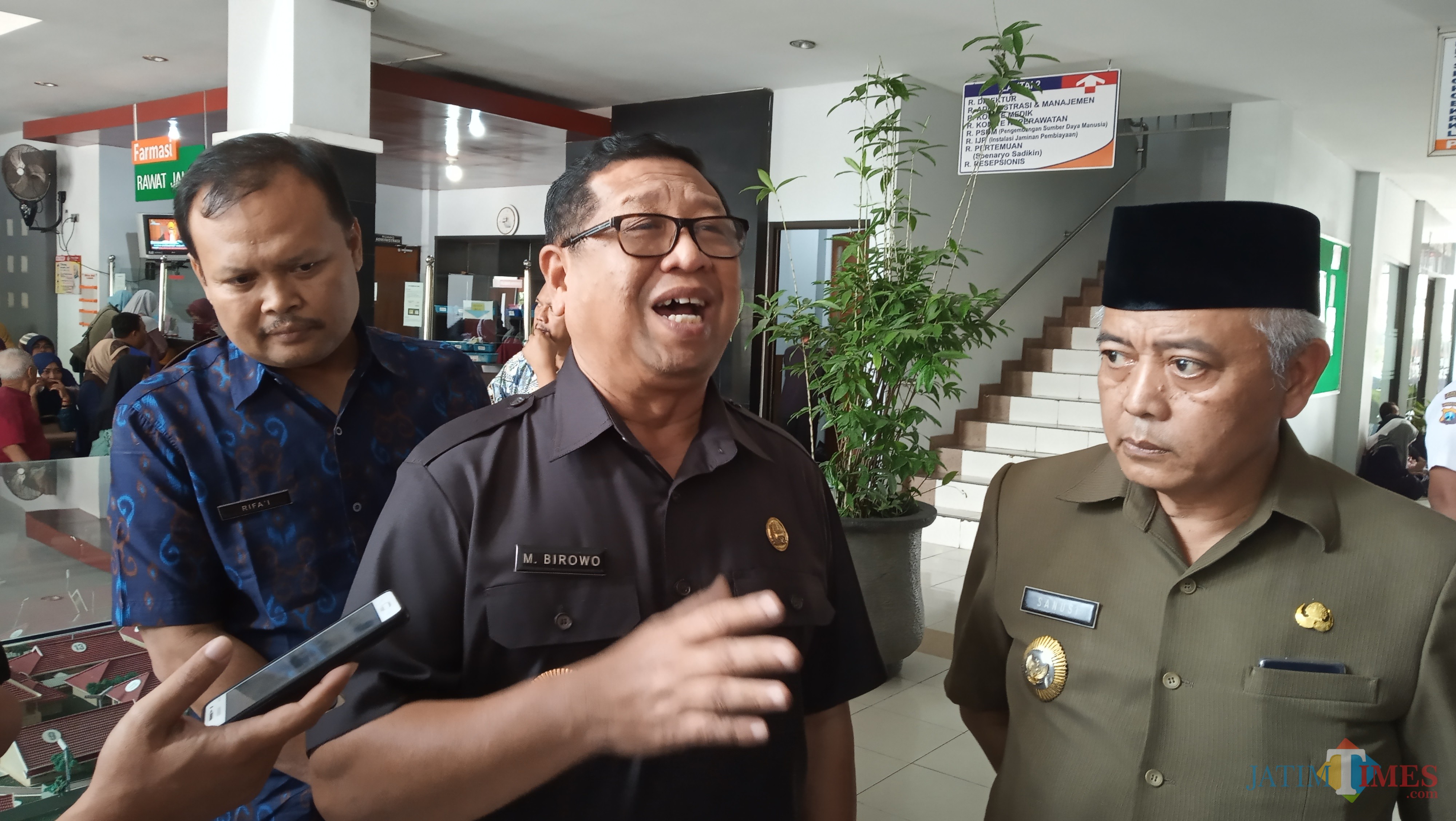 Plt Bupati Tulungagung, Maryoto Birowo (baju hitam) dan Plt Bupati Malang, Sanusi (berpeci) saat di RSUD dr. Iskak(foto : Joko Pramono/Tulungagungtimes)