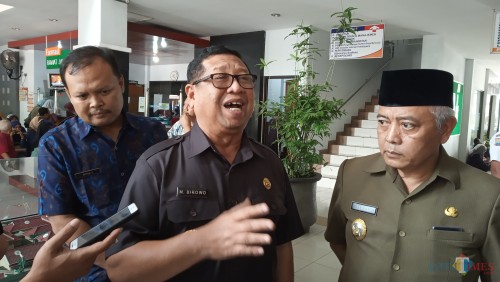 Plt Bupati Tulungagung, Maryoto Birowo (baju hitam) dan Plt Bupati Malang, Sanusi (berpeci) saat di RSUD dr. Iskak(foto : Joko Pramono/Tulungagungtimes)