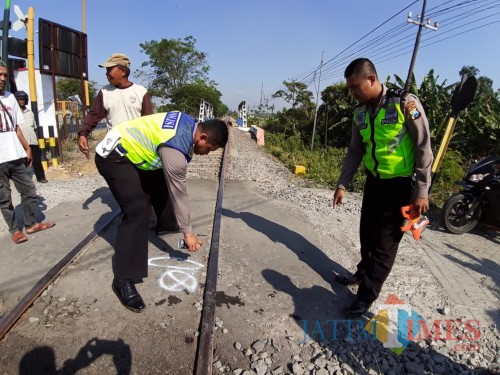 Polisi melakukan olah TKP